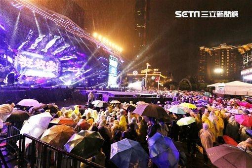 臺(tái)北史上最爛跨年晚會(huì) 一萬(wàn)多人雨中呆站看人打